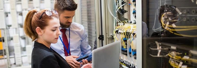 Ingenieros revisando un rack de comunicaciones